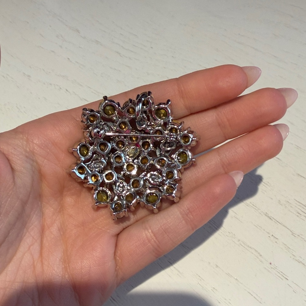 Elegant Blue Floral Brooch - Picture 2 of 3